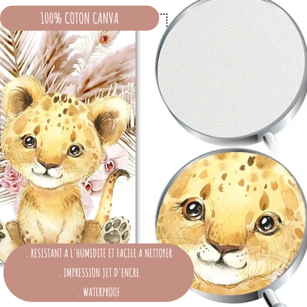 Zoom sur la toile 100% coton, impression haute qualité d’une affiche déco chambre bébé fille avec lionceau et fleurs pastel.