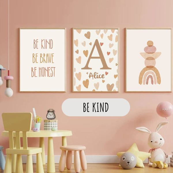 Triptyque d’affiches pour chambre enfant avec message positif be kind en tons beige