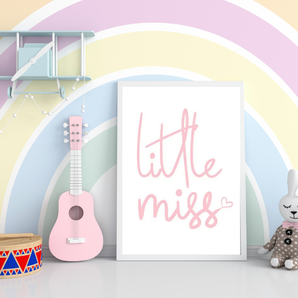 Affiche "Little Miss" rose tendre, décoration murale douce et élégante.