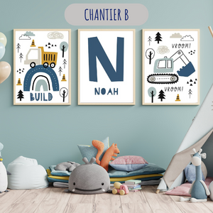 Lot de trois affiches personnalisables avec un prénom, illustrant des engins de chantier pour une décoration originale de chambre d’enfant.