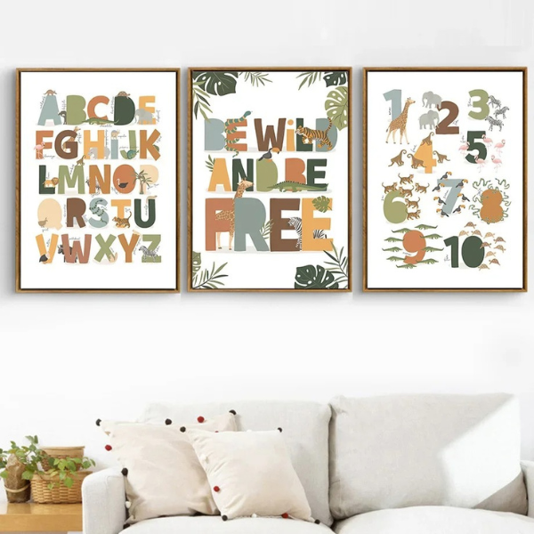 Affiche avec citation « Be Wild and Free » et illustrations d’animaux de la savane, parfaite pour une déco inspirante dans une chambre enfant.