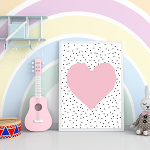 Affiche cœur rose sur fond à pois noirs, décoration murale douce et moderne.