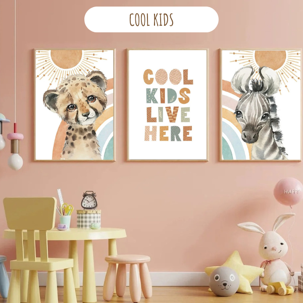 Affiche déco avec phrase "Cool Kids Live Here", parfaite pour personnaliser une chambre d’enfant.