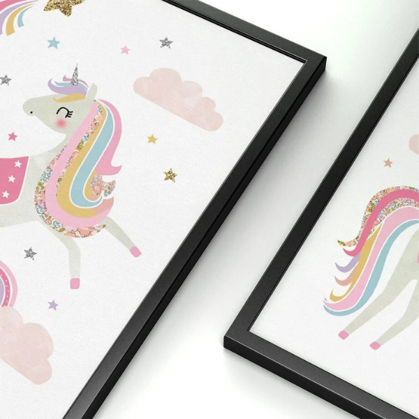 Zoom sur la texture de la toile en coton canvas des affiches licorne et arc-en-ciel pour enfant.