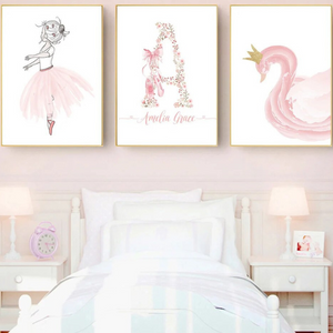 Illustration élégante d'un cygne rose avec une couronne dorée, parfaite pour une décoration murale raffinée et féérique.