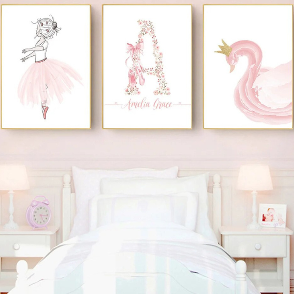 Illustration élégante d'un cygne rose avec une couronne dorée, parfaite pour une décoration murale raffinée et féérique.