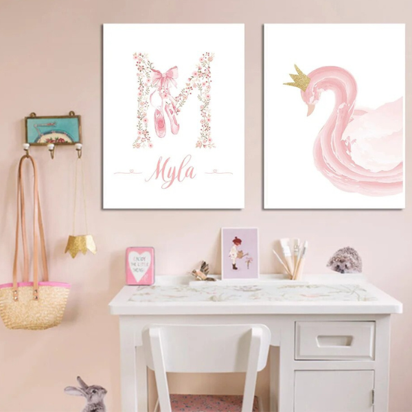 Affiche personnalisée avec l'initiale et le prénom, ornée de chaussons de danse et de fleurs, idéale pour une chambre de petite fille.