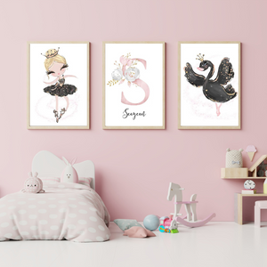 Triptyque d’affiches murales sur le thème de la danse et du cygne noir, idéal pour une déco élégante et personnalisée de chambre fille.