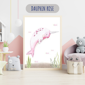 Illustration murale d’un dauphin rose aquarelle avec corne de narval, une décoration originale pour une chambre de bébé fille.