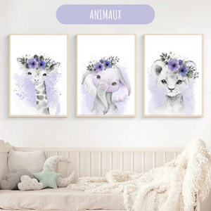 Affiches murales déco chambre bébé fille, illustration d’animaux avec fleurs violettes sur fond aquarelle doux.