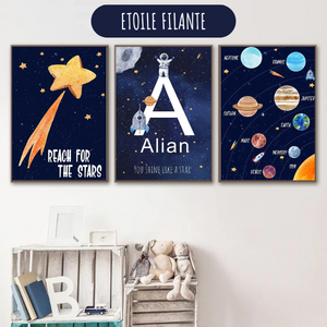 Affiche déco enfant avec fusée et étoile filante, parfaite pour une chambre bébé sur le thème de l’espace et de l’exploration interstellaire.