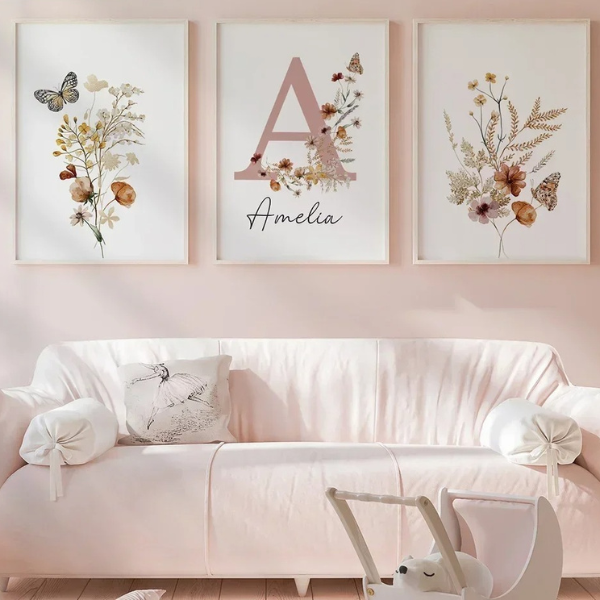 Set de posters personnalisables avec fleurs séchées et grande initiale. Déco murale poétique pour chambre fille.