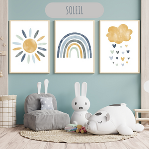 Lot de 3 affiches murales pour chambre d’enfant avec un soleil, un arc-en-ciel et un nuage illustrés dans des tons doux et apaisants.