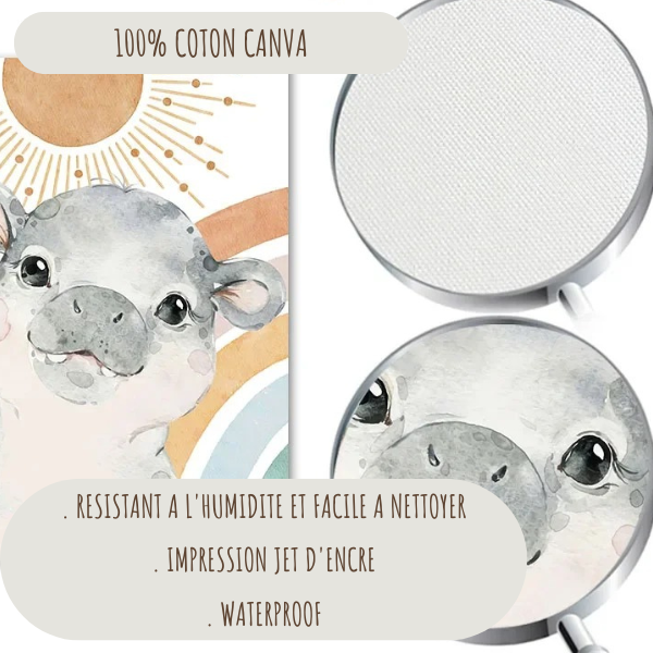 Portrait d’un bébé hippopotame dans un décor jungle pastel, idéal pour une ambiance apaisante.