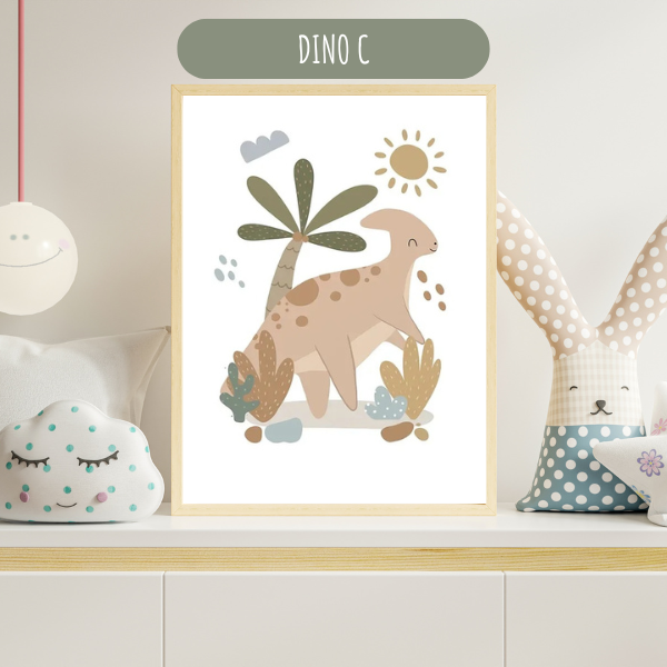 Affiche enfant avec un dinosaure marron et un décor naturel, parfaite pour une décoration murale au style doux et aventurier.