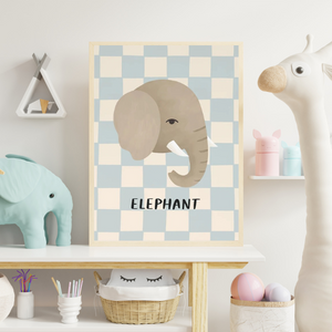 Affiche d’un éléphant sur fond bleu à carreaux, idéale pour une décoration murale enfant sur le thème des animaux safari.