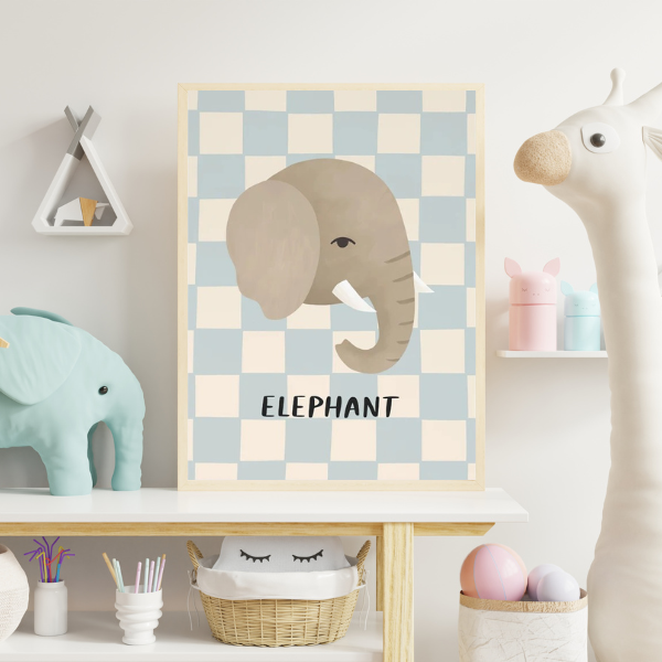 Affiche d’un éléphant sur fond bleu à carreaux, idéale pour une décoration murale enfant sur le thème des animaux safari.