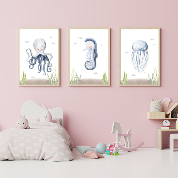Triptyque d’affiches pieuvre, hippocampe et méduse en teintes pastel, idéal pour un univers marin enfantin.