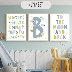 Affiche alphabet espace personnalisée avec prénom, fusée et planète, déco murale éducative.