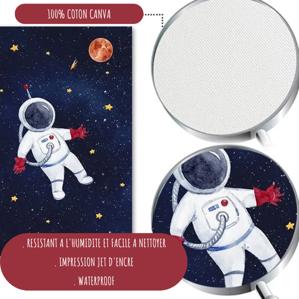Zoom sur une affiche d’astronaute en apesanteur avec impression sur toile 100% coton canvas, résistante à l’humidité et facile à nettoyer, idéale pour chambre d’enfant.