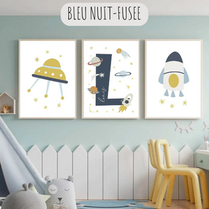 Affiches personnalisées espace, tons bleu nuit et doré, avec fusée et prénom pour déco originale.