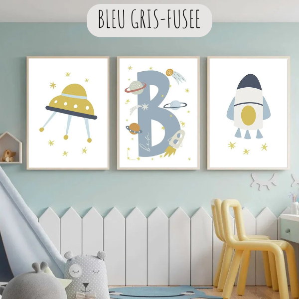 Affiche personnalisée thème espace avec fusée et soucoupe volante pour déco murale chambre enfant.