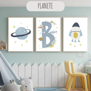 Affiche personnalisable espace avec prénom et initiale, illustration de planète et fusée déco enfant.