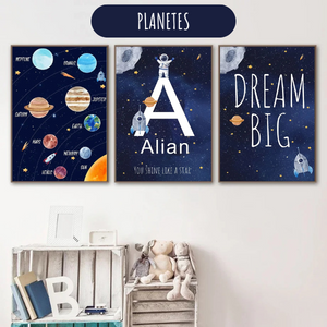 Affiches sur le thème de l’espace avec un système solaire illustré, une lettre personnalisable et l’inscription "Dream Big", idéale pour une chambre d’enfant.