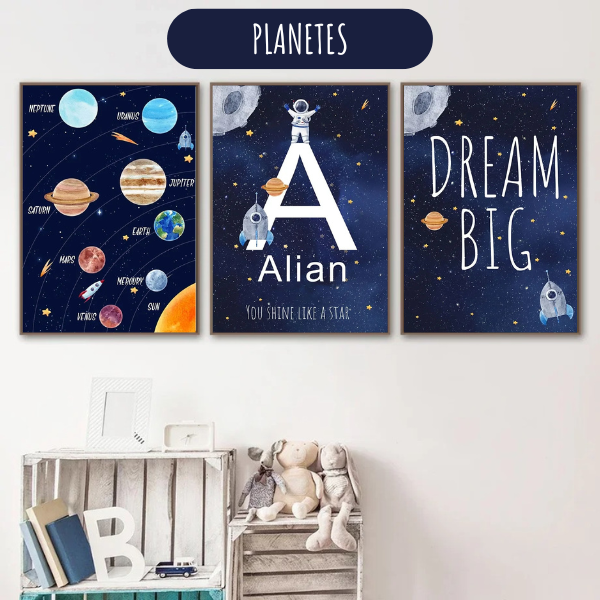 Affiches sur le thème de l’espace avec un système solaire illustré, une lettre personnalisable et l’inscription "Dream Big", idéale pour une chambre d’enfant.