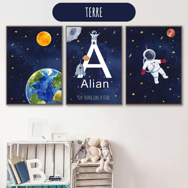 Affiche décorative sur le thème de l’espace avec la planète Terre, un astronaute flottant et des étoiles, parfaite pour une chambre d’enfant.