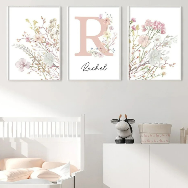 Triptyque d’affiches chambre fille avec initiale et composition florale rose poudré. Déco murale douce et élégante.