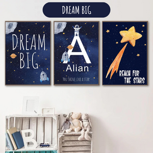 Affiche fusée “Dream Big” avec planète et étoiles, idéale pour stimuler l’imagination des enfants et apporter une touche cosmique à leur chambre.