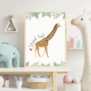 Affiche représentant une girafe avec l'inscription "Stand Tall", une touche exotique pour une chambre d'enfant.