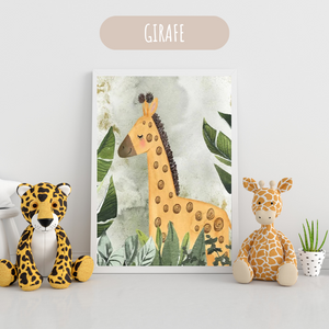 Affiche décorative d’une girafe dans un cadre verdoyant, idéale pour une déco murale de chambre bébé ou enfant.