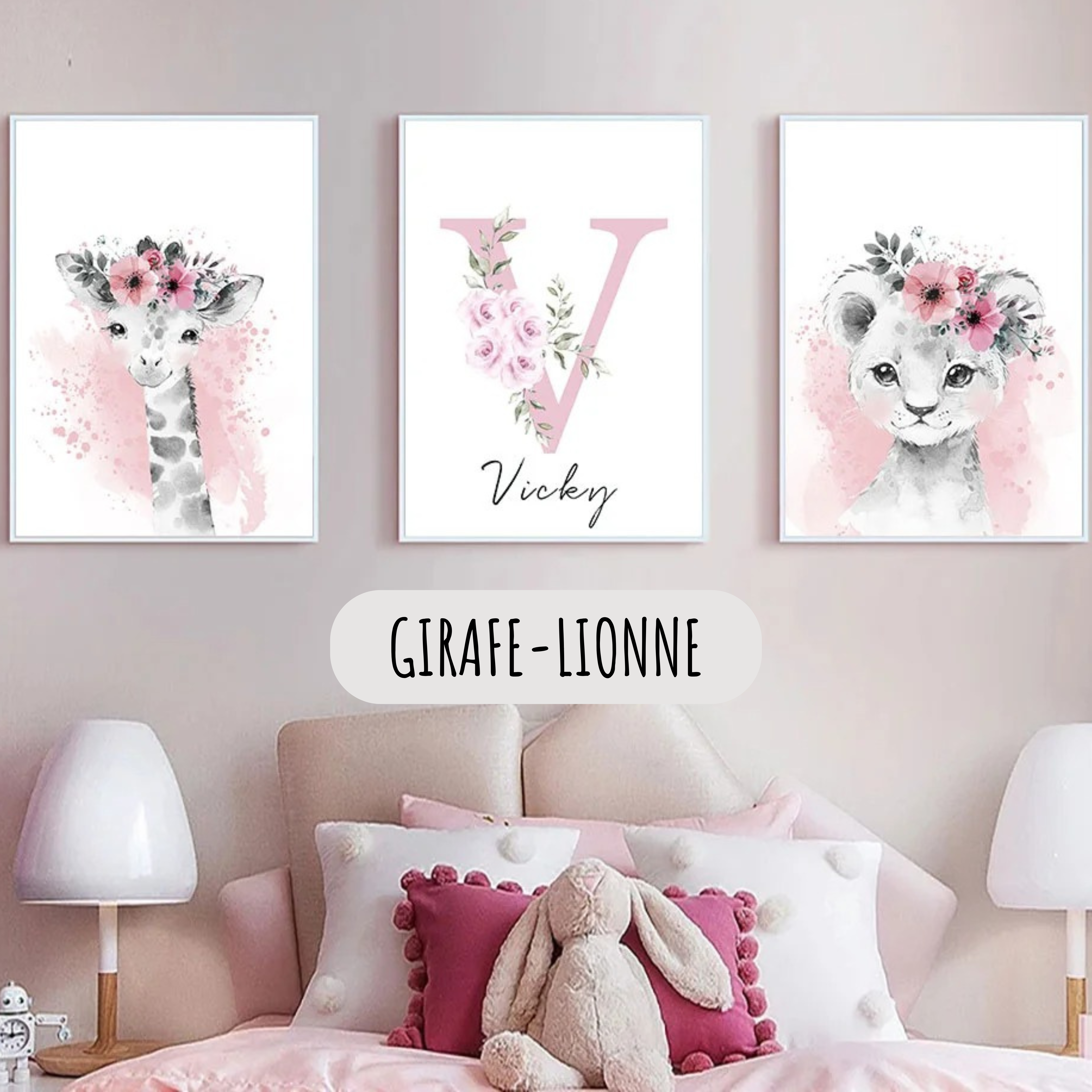 Affiche girafe et lionne en aquarelle avec couronne florale, décoration murale douce et élégante pour chambre bébé.
