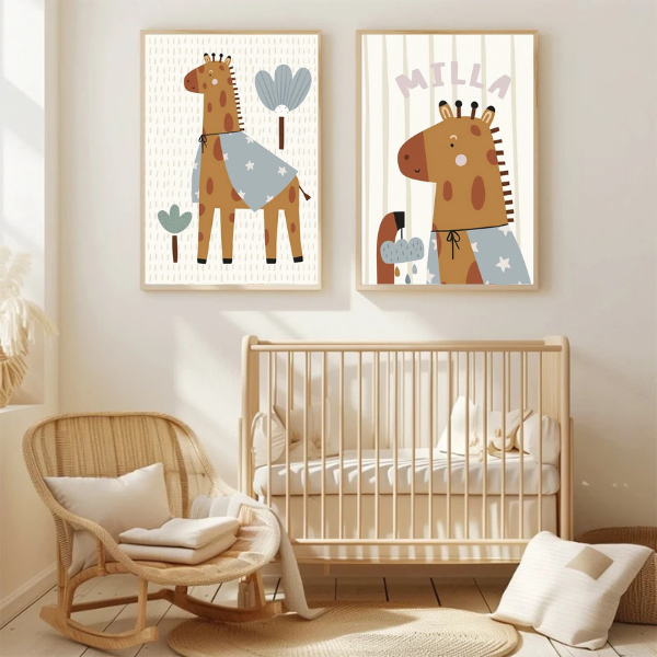 Affiche girafe personnalisable avec prénom pour décoration chambre bébé et enfant, couleurs douces et illustration tendance.