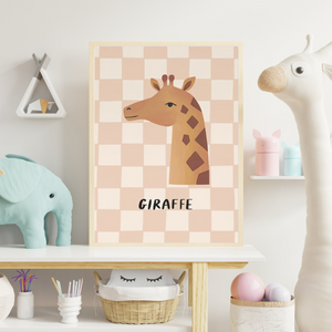 Illustration d’une girafe sur fond beige à carreaux, affiche murale éducative et esthétique pour chambre bébé.