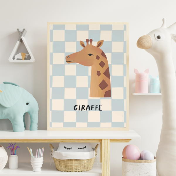 Illustration d’une girafe sur fond bleu à carreaux, affiche déco éducative pour enfant sur le thème safari.