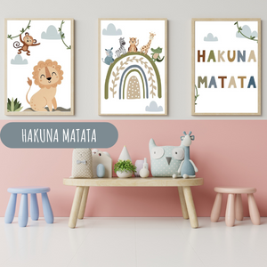 Ensemble de trois affiches sur le thème safari avec lion, arc-en-ciel et citation Hakuna Matata pour chambre enfant.