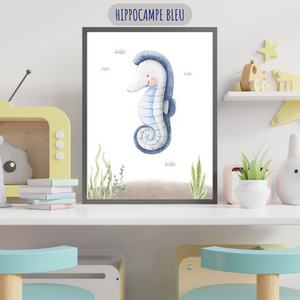 Hippocampe bleu en aquarelle, parfait pour une chambre bébé sur le thème marin.