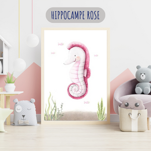 Affiche décorative sur le thème marin avec un hippocampe rose aquarelle, parfaite pour une chambre d’enfant au style doux et poétique.