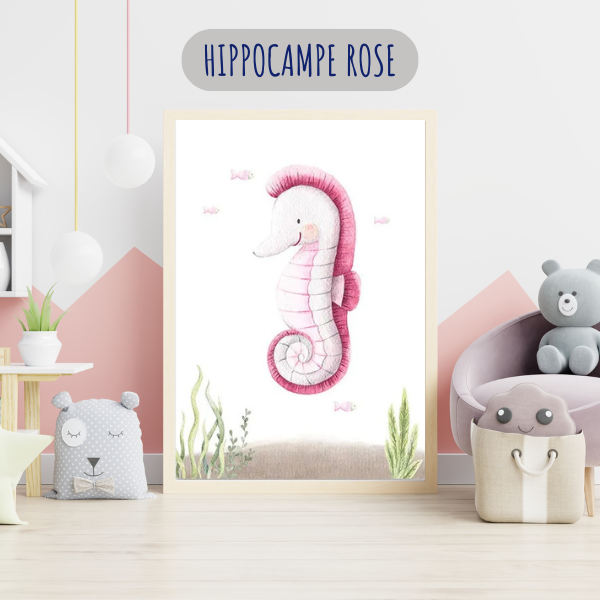 Affiche décorative sur le thème marin avec un hippocampe rose aquarelle, parfaite pour une chambre d’enfant au style doux et poétique.