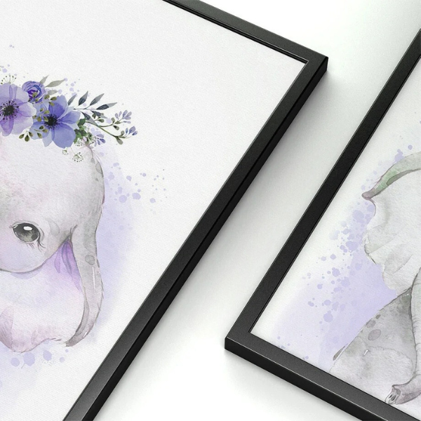 Détail de l'impression sur toile coton canvas, cadre noir avec illustration d’éléphant et aquarelle violette.