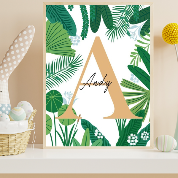 Affiche murale enfant avec initiale décorée de feuillages tropicaux verts, style jungle doux, idéale pour la décoration de chambre de bébé ou d’enfant.