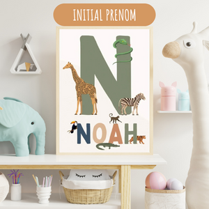 Affiche personnalisée avec l'initiale du prénom et des animaux de la savane, idéale pour une chambre d'enfant.