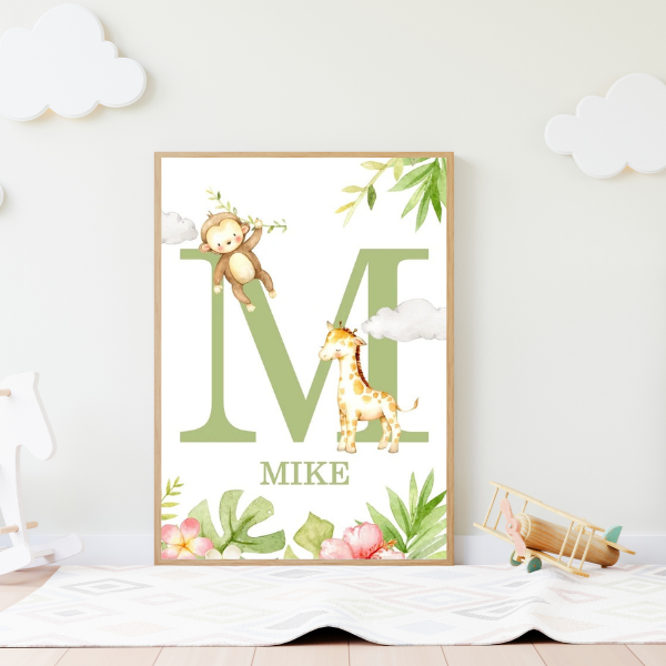 Affiche murale enfant avec initiale décorée d’animaux de la jungle et feuillage, idéale pour une décoration de chambre bébé ou enfant au style safari.