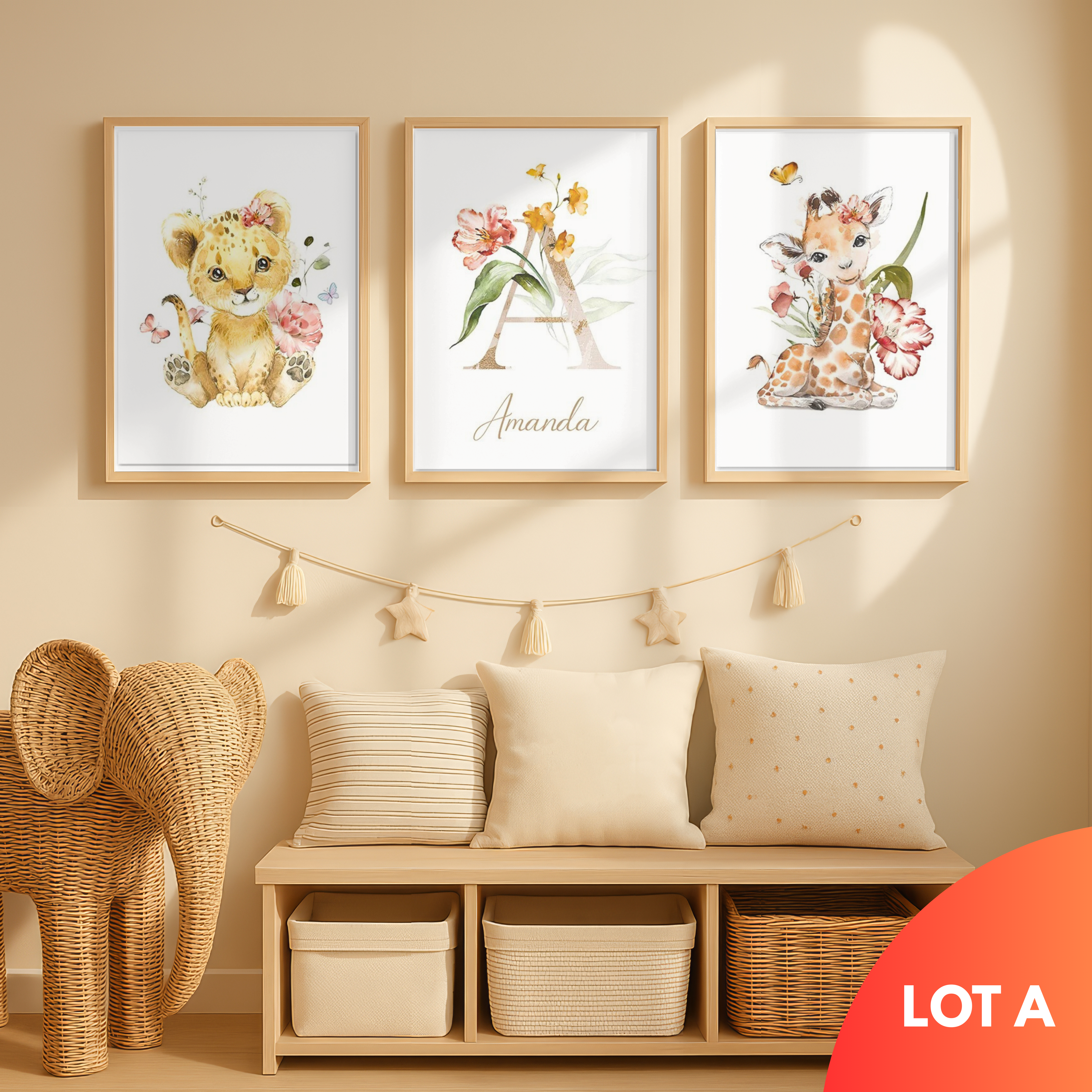 Affiche initiale personnalisée thème safari pour chambre bébé avec lion et girafe, décoration murale bébé élégante avec lettre et prénom personnalisable, cadeau naissance original en toile coton.