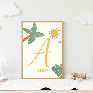 Affiche murale enfant avec initiale décorée de feuilles tropicales, palmier et soleil, décoration douce pour chambre de bébé ou enfant dans un univers nature et exotique.