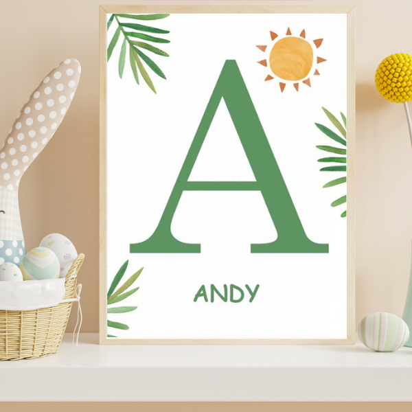 Affiche murale enfant avec grande initiale verte entourée de feuillages tropicaux et d’un soleil, décoration douce et naturelle pour chambre de bébé ou d’enfant.
