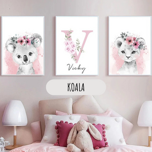 Affiche enfant koala illustré à l’aquarelle avec couronne de fleurs, décoration murale tendre pour chambre bébé.